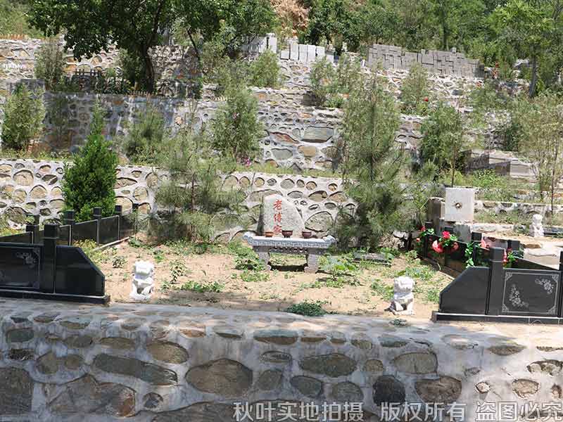 水泉沟纪念林自然石家族墓