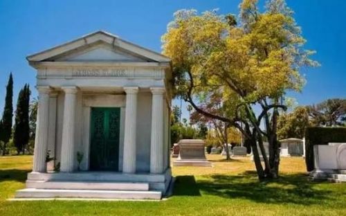 6.好莱坞永生公墓作为洛杉矶历史悠久的墓园之一，许多出现于大荧幕的耀眼明星都安息于此。你可以参观约翰·休斯顿、梅尔·布兰科、鲁道夫·瓦伦蒂诺（兔八哥配音演员）等100多位明星的陵墓，据说墓园里还配有导游。