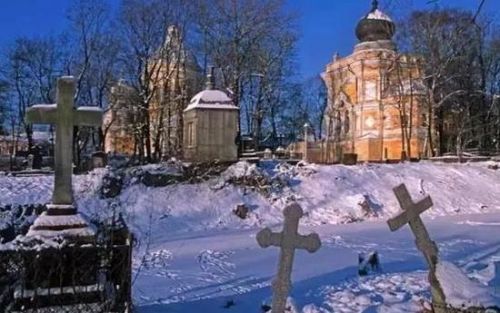 14.俄罗斯，圣彼得堡，季赫温公墓你可以在这儿寻访包括陀思妥耶夫斯基，斯特拉夫斯基和柴可夫斯基在内的诸多文艺巨匠。这里文艺氛围浓厚，冬季尤甚。彼得大帝建立的巴洛克式教堂——亚历山大涅夫斯基修道院，就坐落在公墓附近。