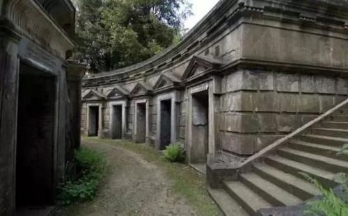 7.伦敦，海格特公墓毫无疑问，这是伦敦七座著名的墓园之一是吸血鬼德古拉系列电影也曾在此取景。其中东墓园向公众开放，卡尔·马克思等名人都安葬于此。不过，配有导游的西墓园同样值得一去。