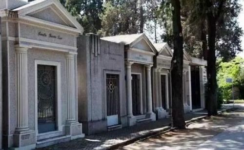 19.智利，圣地亚哥墓园圣地亚哥墓园是拉丁美洲大、历史悠久的墓园之一。人们会在墓园中纪念曾在政变中被免职的前总统萨尔瓦多·阿连德。他被免职后，皮诺切特对智利进行了长达17的年独裁统治。